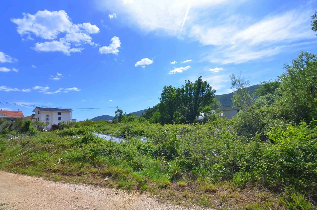 BAUGRUNDSTÜCK IN LASTVA – 1.600 m² GRUNDSTÜCK MIT 1.600 m² BAUPOTENZIAL, IN DER NÄHE VON JAZ BEACH